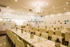 크리스탈 샹들리에가 빛나는 클래식 연회장